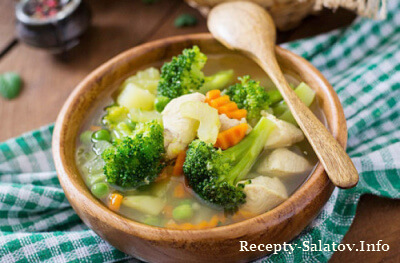 Низкокалорийный куриный суп с брокколи и овощами