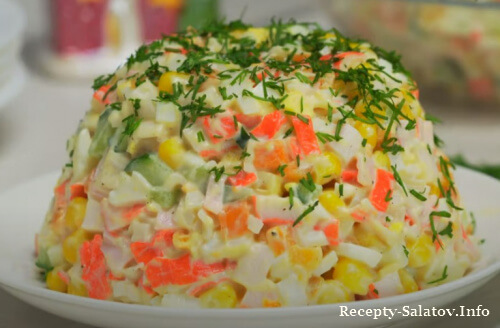 Классический салат с крабовыми палочками яйцами и кукурузой