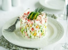 Легкий и аппетитный салат из овощей с крабовыми палочками