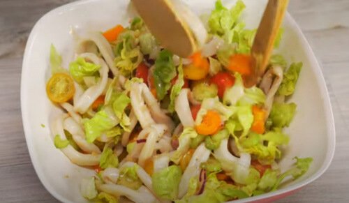Пикантный салат из кальмаров и овощей - пошаговый рецепт