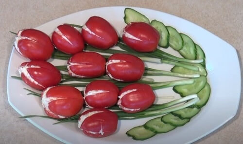 Креативный праздничный овощной салат в форме Тюльпанов