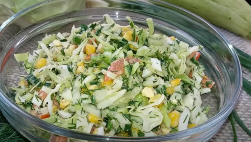 Простой летний салат из свежей капусты сыра и яйца - пошагово