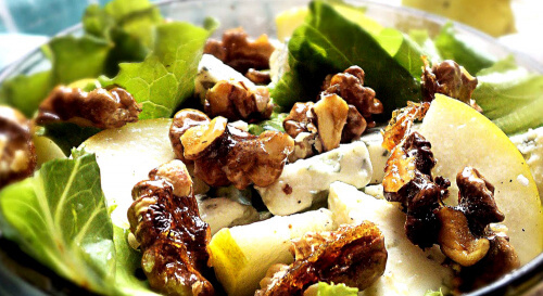 Салат из сыра рокфор с хрустящими грецкими орехами