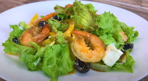 Полезный салат из креветок, брынзы и болгарского перца