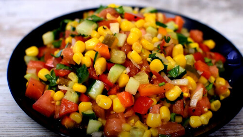 Летний овощной салат с жареной кукурузой и помидорами черри