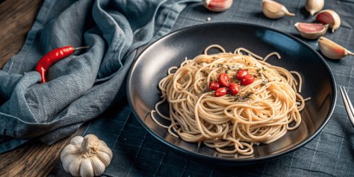 Спагетти с томатным соусом и базиликом: легкий рецепт пасты