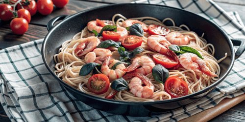 Спагетти с креветками, томатами и базиликом: пошаговый видео рецепт